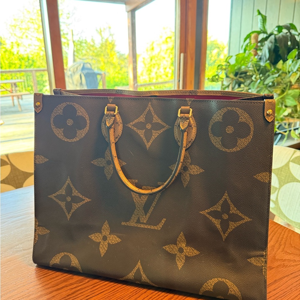 Louis Vuitton GM Monogram On The Go Tote Bag - Picture 4 of 16